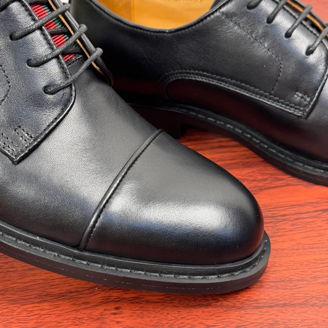 Batch 820 Gucci/Gucci men’s classic lace-up derby shoes! In every season, Gucci's aesthetic perspective reinterprets formal wear designs. This shoe is made of exquisite black leather, showing a simple and classic style! Available in two styles: black glossy leather/black matte cow leather, red and green webbing tongue embellishment, three-joint classic retro style, full calfskin lining, lace-up fixation, 2.5CM rubber soles, leather material. Look at the details. The delicate cowhide and the bright black of the open edge beads show a different light luxury style. European and American last type, excellent on-foot comfort, complete package, versatile style, highly recommended! Size: 39-40-41-42-43-44 leather shoe size (can be customized to 38.45) Item number: 5018-01 cowhide